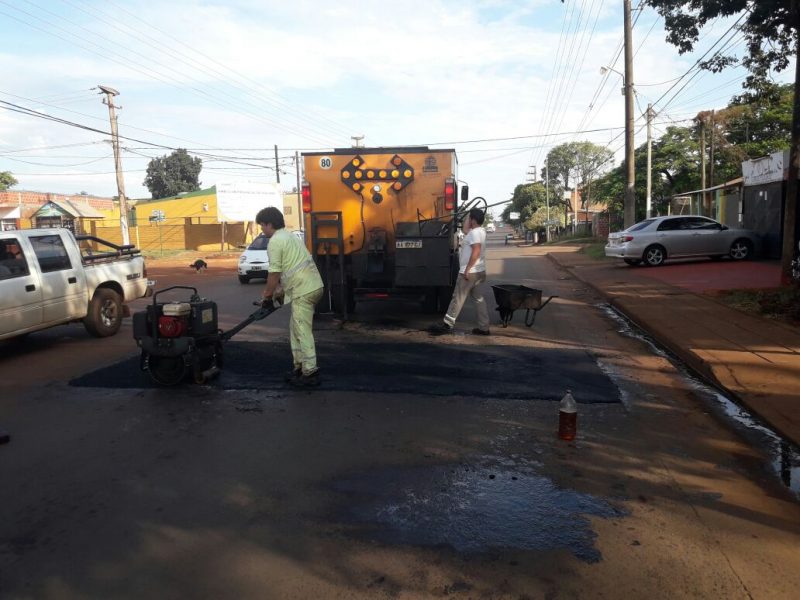 Realizaron tareas de bacheo en la avenida Cocomarola