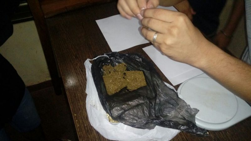 Encontraron marihuana dentro de una botella de lavandina que dejaron para un detenido