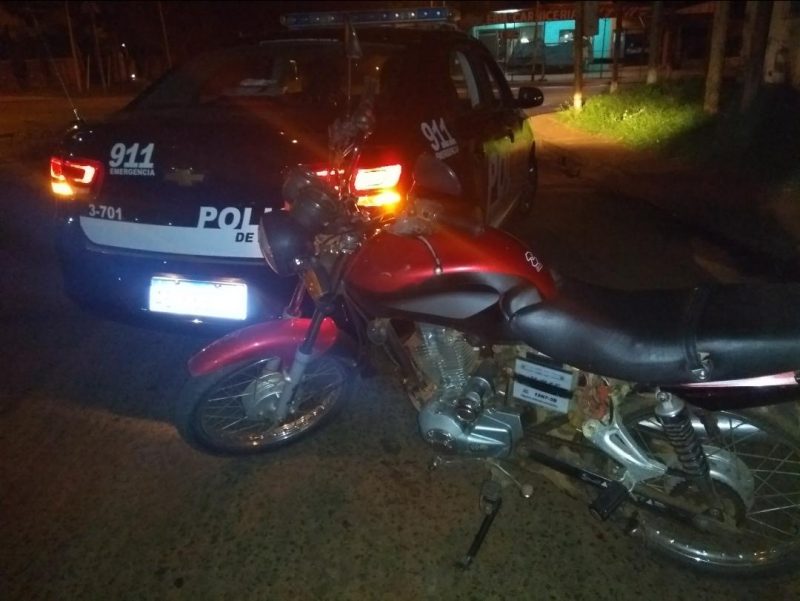 Empujaba una motocicleta que no supo justificar y terminó detenido