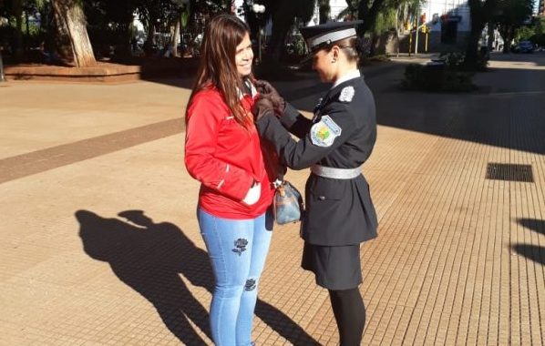 Cadetes de la Policía entregan escarapelas por la Semana de Mayo