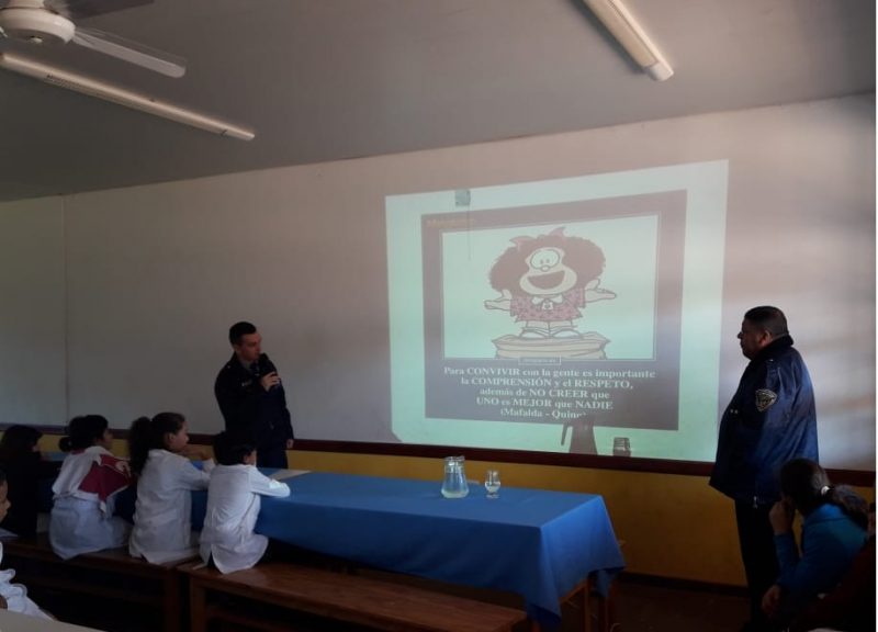 Jefes de la comisaría de San Ignacio abordaron el Bullyng con alumnos de la escuela 719