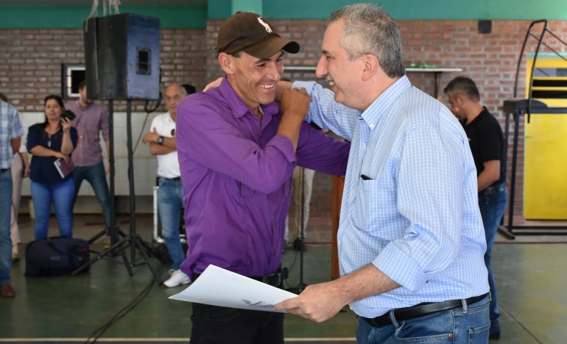 Passalacqua entregó títulos de propiedad a afectados por inundaciones en El Soberbio