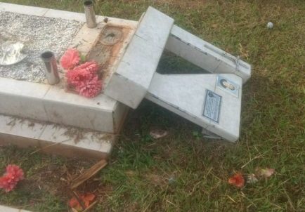 Detuvieron a vándalos juveniles que dañaron 15 panteones en el cementerio de Gobernador Roca