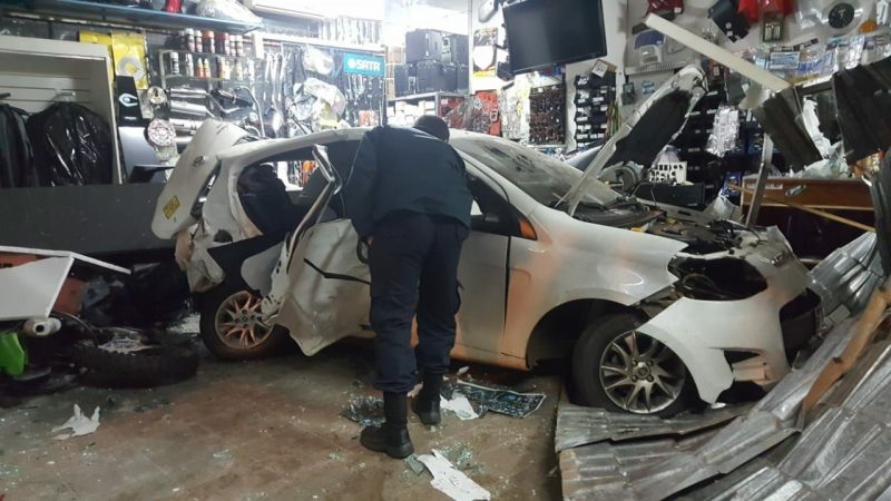 Quiso robar, huyó y chocó a otro auto incrustándolo en un comercio
