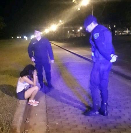 Policías auxiliaron a una joven en Alem
