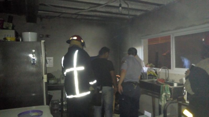 Extinguieron incendio de una vivienda y asistieron a una joven de 15 años