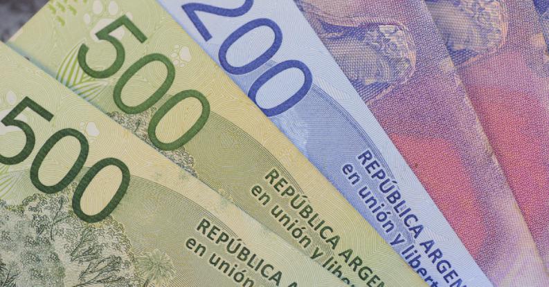 El peso se devaluó casi dos veces más que las monedas de la región