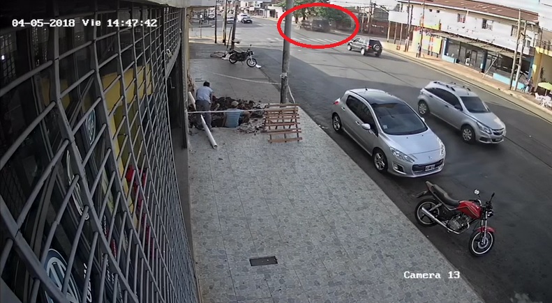 Así fue el choque entre el móvil de Infantería y una camioneta