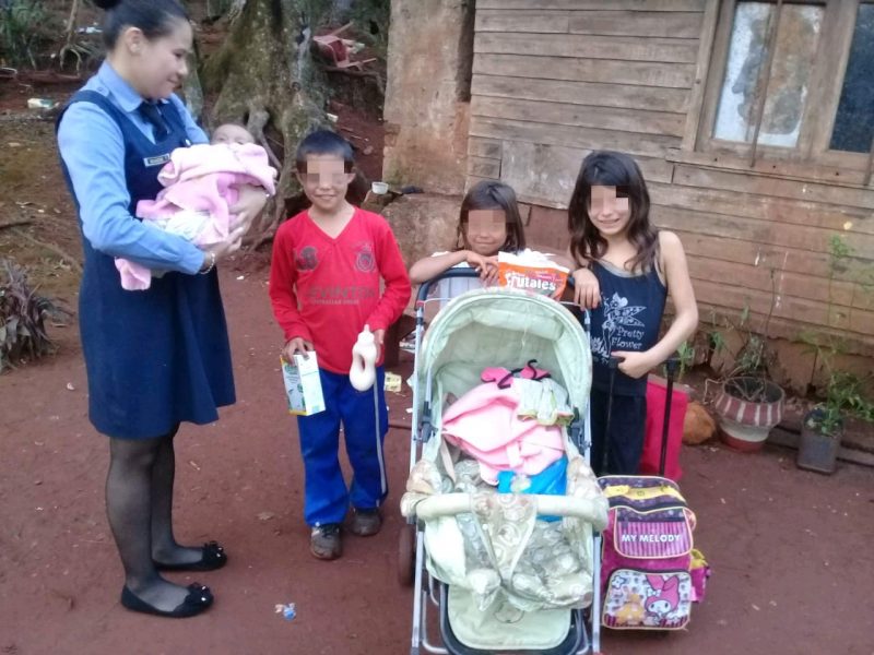 Policías asistieron a una familia en Aristóbulo del Valle