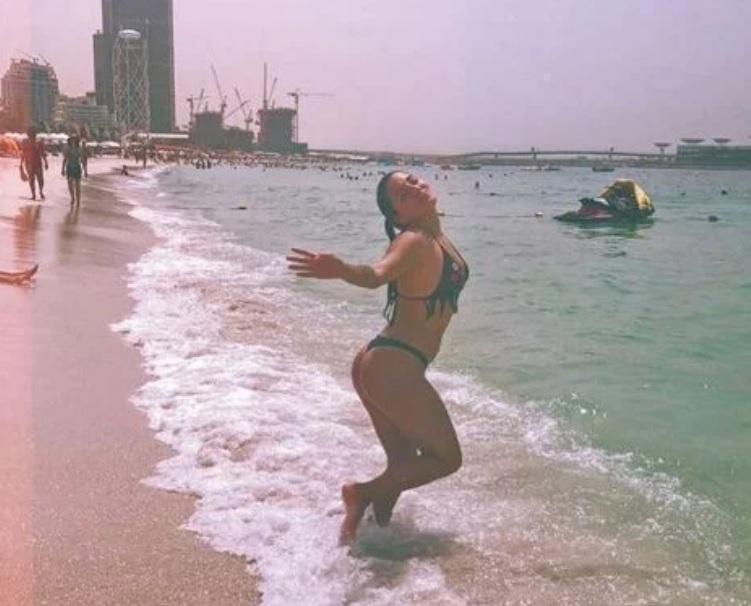 Los días de Jana Maradona junto a Diego en Dubai y sus fotos sexies en el mar