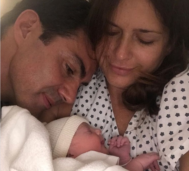 Isabel Macedo y Juan Manuel Urtubey mostraron la carita de su hija recién nacida