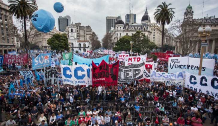 Los movimientos sociales preparan su gran marcha federal y buscan entrar a la CGT