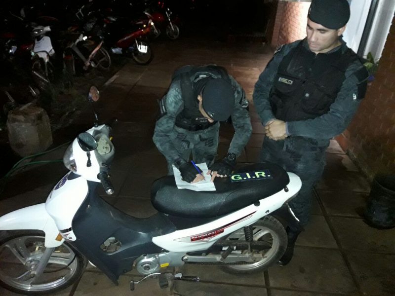 Recuperaron una moto robada oculta en un baldío