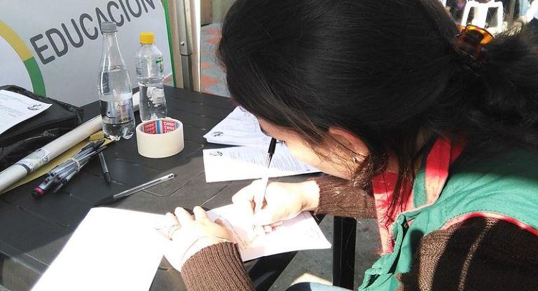 Tres de cada 10 personas que buscan empleo en Argentina no terminaron el secundario