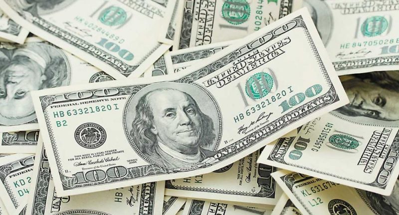 Dólar cruzó por primera vez los $ 24, pero con fuertes ventas del BCRA cerró a $ 23,79