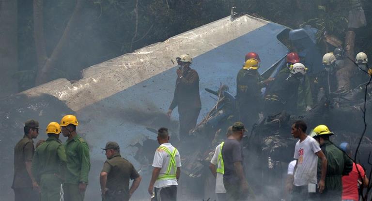 Se estrelló un avión con más de 100 pasajeros en Cuba: tres lograron sobrevivir
