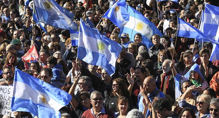 Multitudinaria marcha de gremios y movimientos sociales en el Obelisco contra el FMI