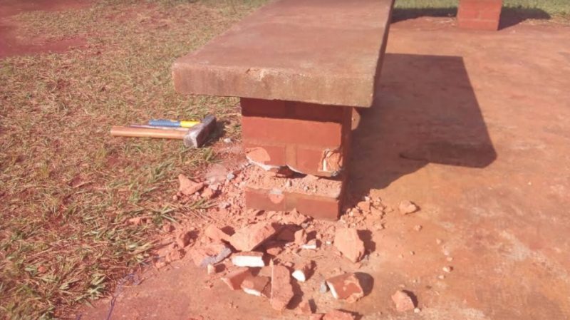 Sorprendieron a vándalos destrozando a “mazazos” una plaza
