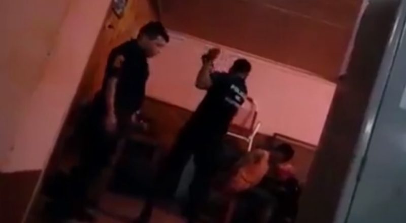 Video: removieron de sus cargos a los policías que golpearon a un detenido en Puerto Esperanza