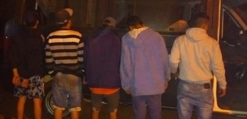 En operativo de nocturnidad detuvieron a 5 jóvenes y secuestraron un arma blanca