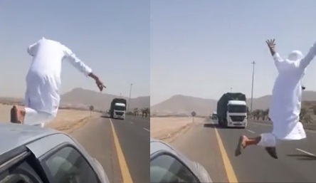 El imprudente baile de un árabe que se juega la vida ante un camión en marcha