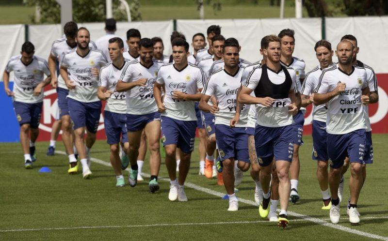 Sampaoli probó con Armani en el arco, Higuaín arriba y Di María de entrada