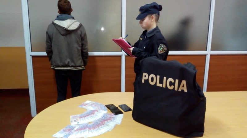 25 de mayo: fue  detenido tras realizar compras con dinero sustraído a su patrón