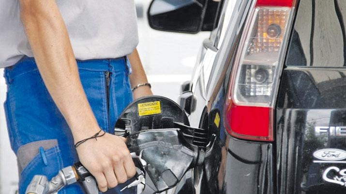 Oficializaron suba de impuestos a naftas y gasoil: impacto será de 1,6% en surtidores