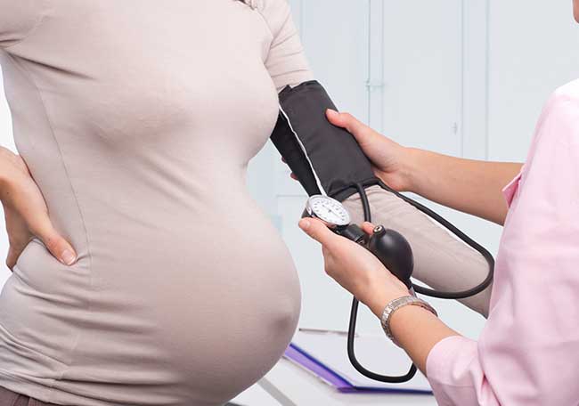 La hipertensión en el embarazo puede causar preeclampsia y parto prematuro