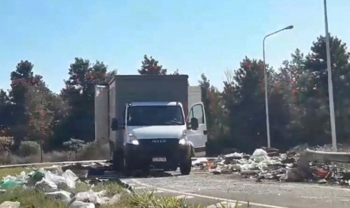 Multaron a la empresa de muebles que arrojó basura en la rotonda de la Ruta 105