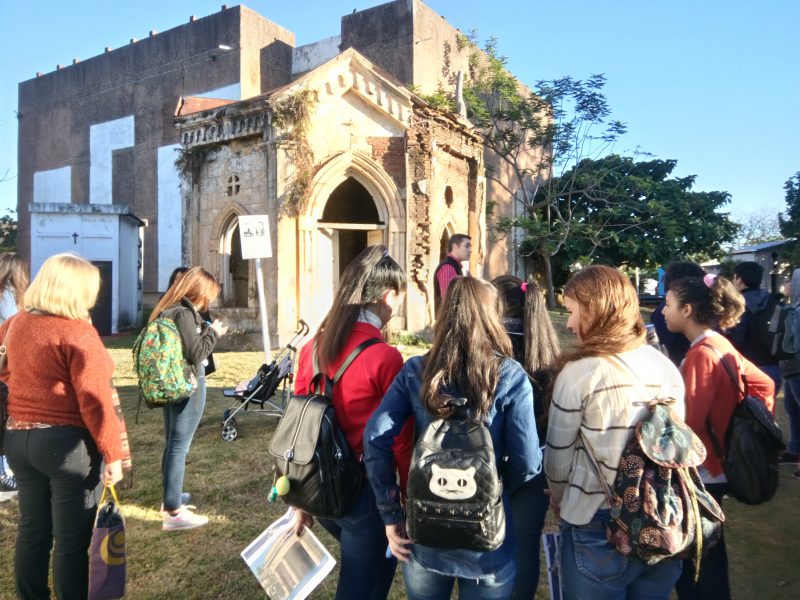 Estudiantes del CEP N° 26 participaron de un recorrido por el Cementerio La Piedad