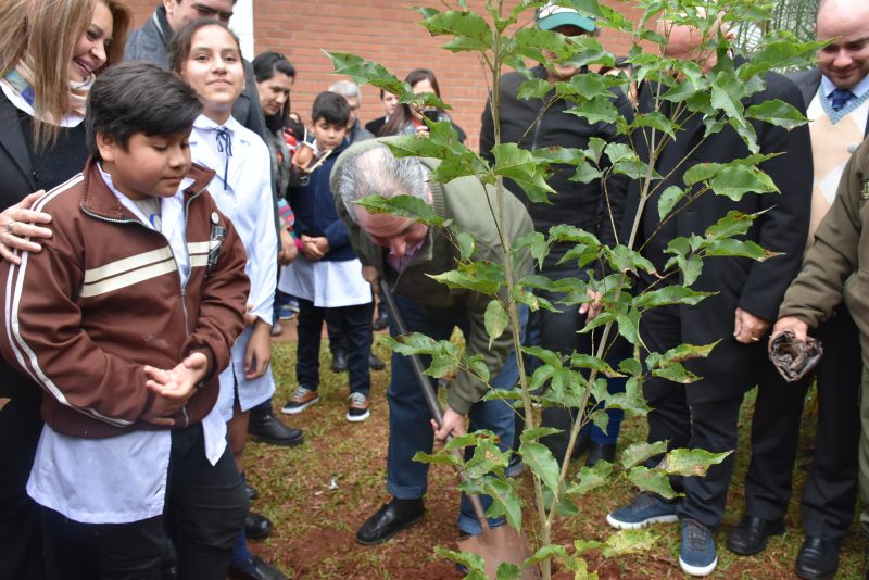 Alumnos de Misiones y de Ushuaia prometieron simultáneamente defender el Medio Ambiente