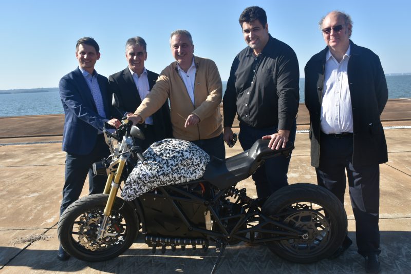 Passalacqua presenció pruebas del prototipo de moto eléctrica que se fabricará por primera vez en Misiones