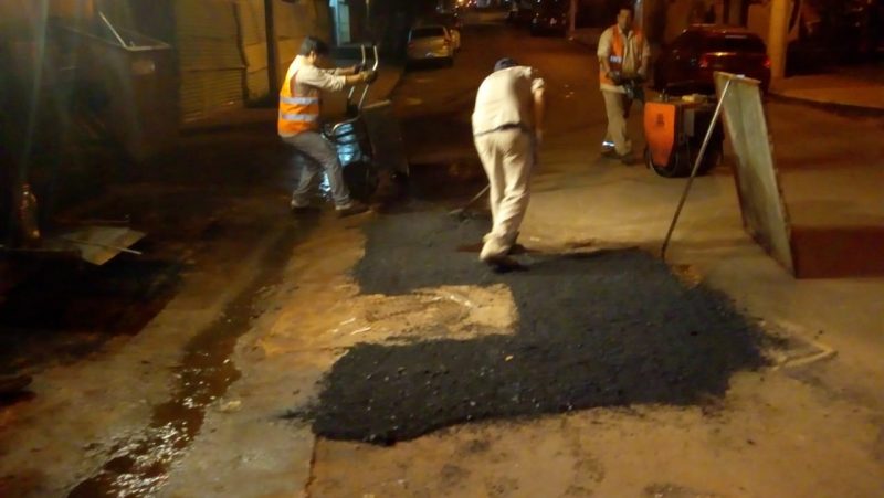 Realizaron tareas de bacheo sobre la avenida Areco