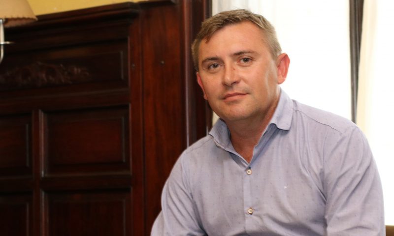 Intendentes podrán acceder a equipamiento vial tras convenio con la firma ZMG Argentina