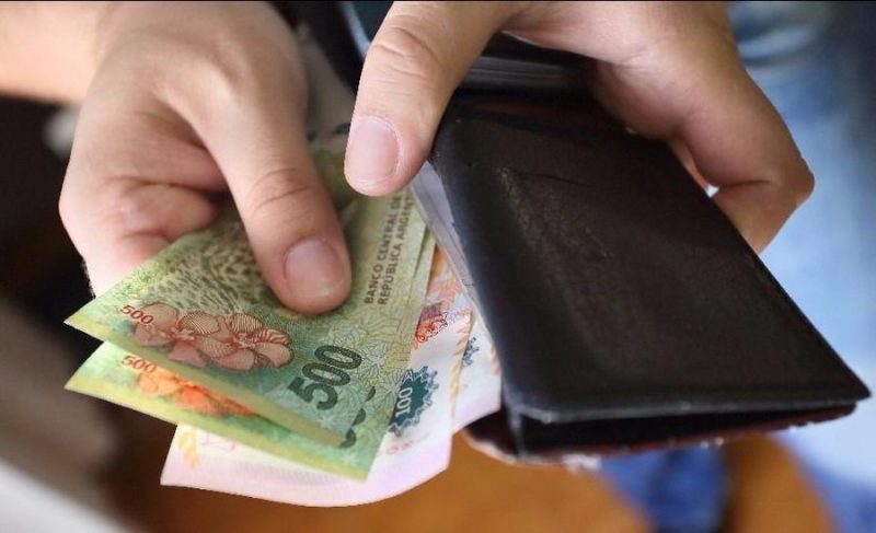 Los salarios subieron 2,7% en abril, según el INDEC