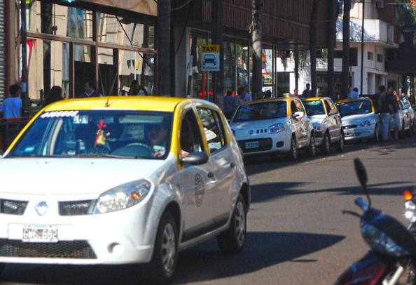 Continúan realizando controles de taxis y remises en Posadas