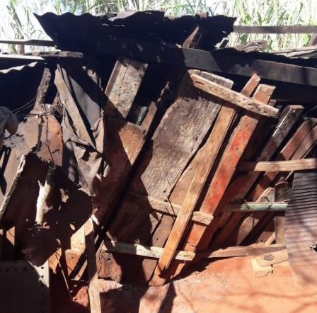 El viento derribó su precaria casa y quedó atrapado: policías lo rescataron