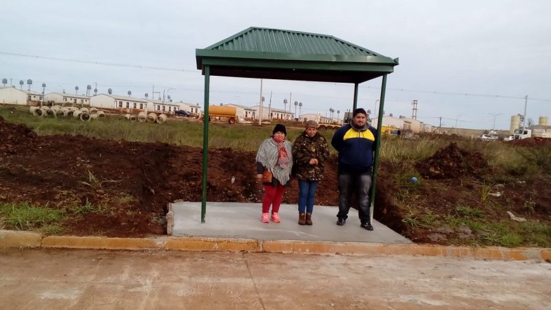 Instalaron refugios de colectivos en el barrio Itaembé Guazú