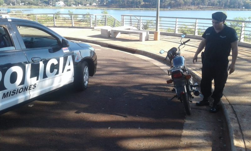 Comando secuestró una camioneta abandonada, recuperó una moto robada y detuvo a un joven