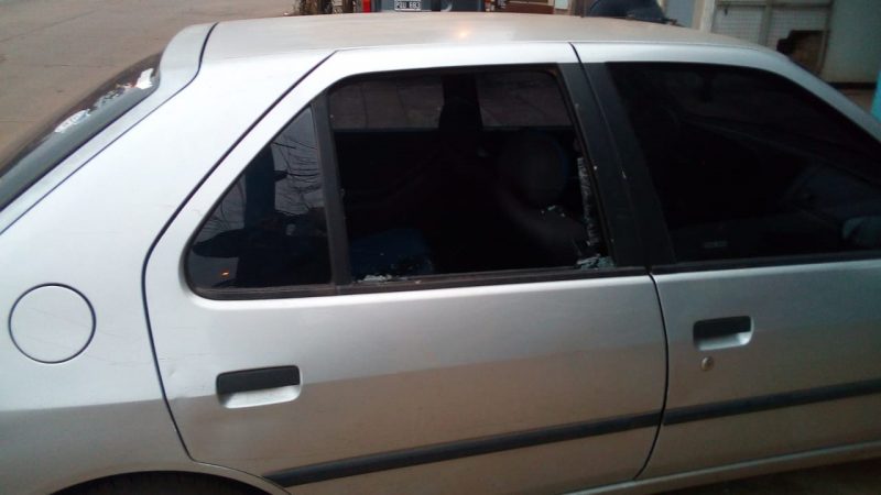 Intentó robar un auto, atacó a policías y fue detenido