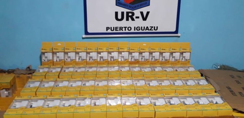 Puerto Iguazú: interceptan un auto repleto de cargadores de celulares sin aval aduanero