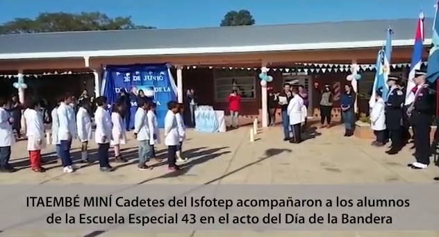 Alumnos de la escuela Especial 43 prometieron lealtad a la bandera acompañados de cadetes del Isfotep