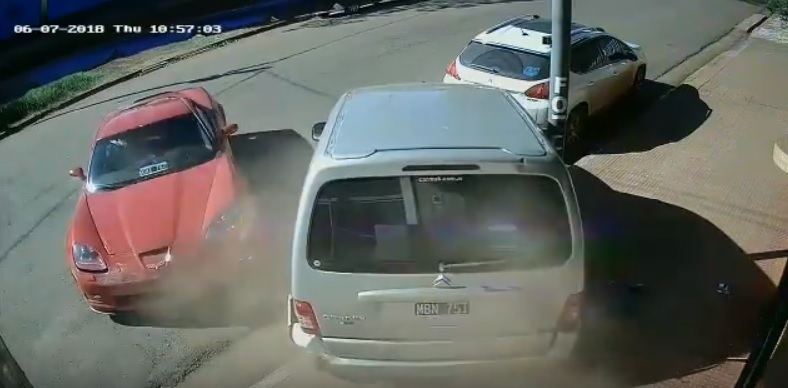 Cámaras de seguridad captaron el choque del Corvette