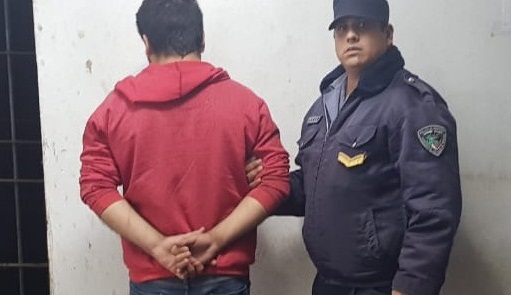 Detuvieron a un hombre por agredir y amenazar a su pareja