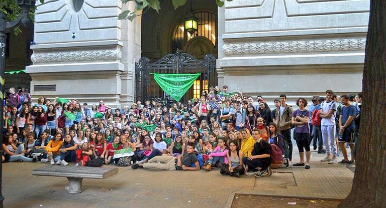 Estudiantes anuncian tomas de facultades y colegios en apoyo a la despenalización del aborto