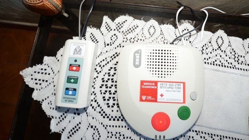 Les dan un dispositivo de teleasistencia a los abuelos que viven solos