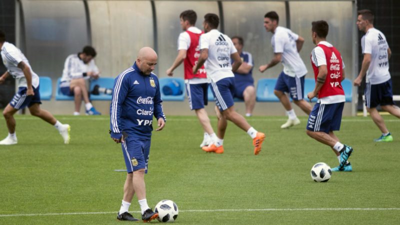 Sin rodaje, Argentina busca un rival de emergencia