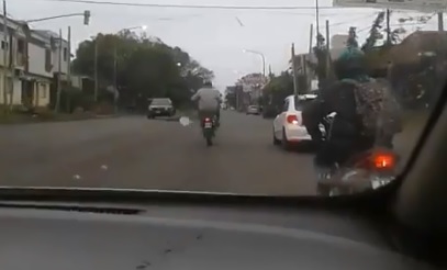 Imprudencia: motociclista fue filmado cuando hacía “willy” en plena avenida