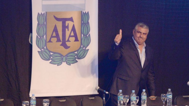 Sampaoli marca la agenda y Tapia muestra respaldo